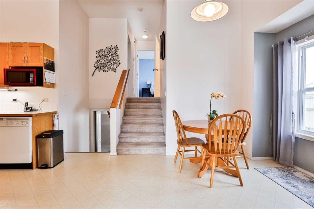 289 Cougar Way North, Lethbridge, AB - Indoor Photo Showing Dining Room