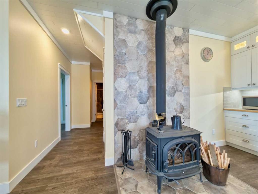 42015 Rr280, Hill Spring, AB - Indoor