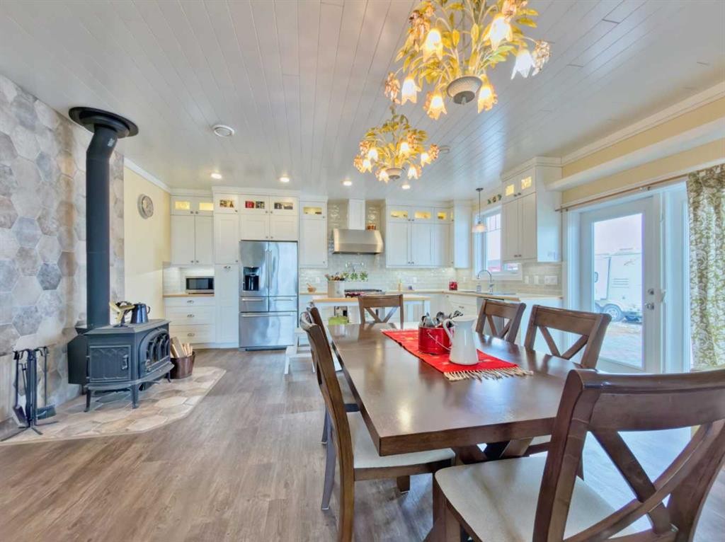 42015 Rr280, Hill Spring, AB - Indoor Photo Showing Dining Room