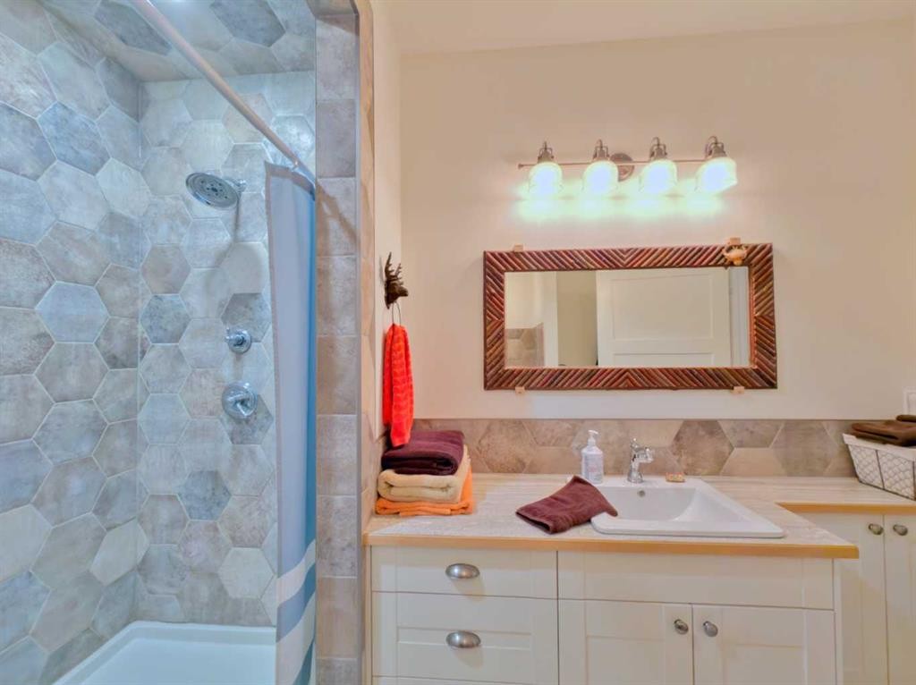 42015 Rr280, Hill Spring, AB - Indoor Photo Showing Bathroom