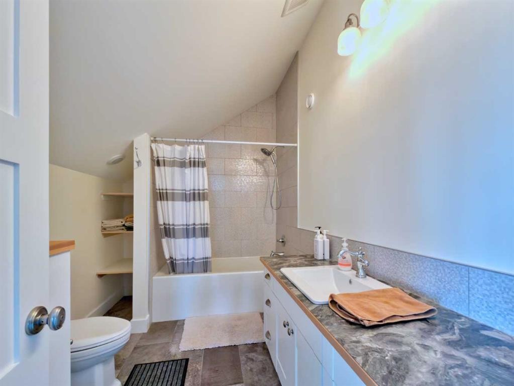 42015 Rr280, Hill Spring, AB - Indoor Photo Showing Bathroom