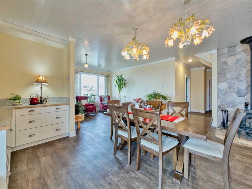 42015 Rr280, Hill Spring, AB - Indoor Photo Showing Dining Room