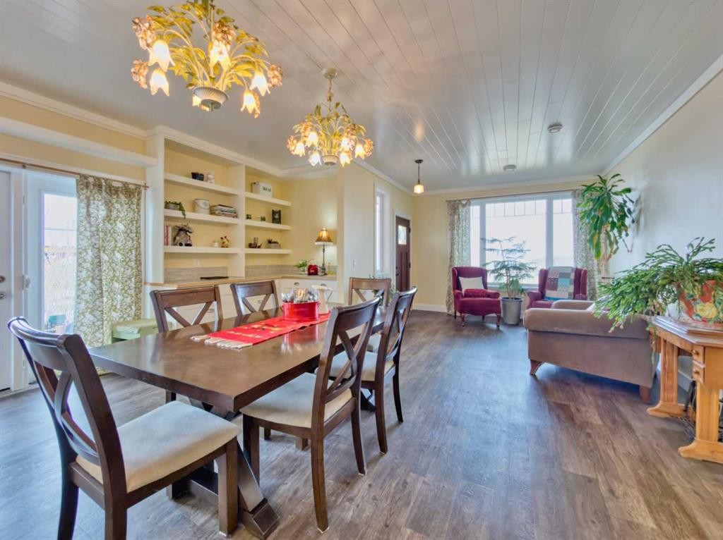 42015 Rr280, Hill Spring, AB - Indoor Photo Showing Dining Room