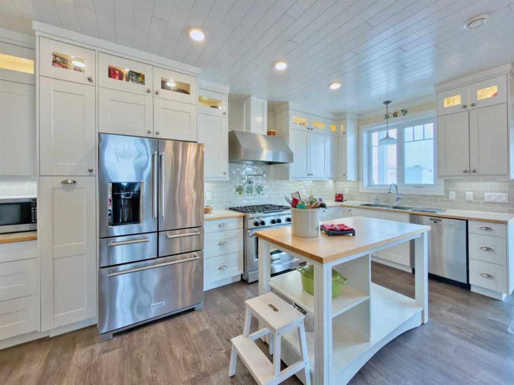 42015 Rr280, Hill Spring, AB - Indoor Photo Showing Kitchen With Upgraded Kitchen