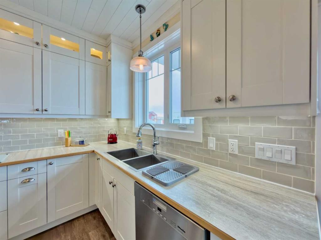 42015 Rr280, Hill Spring, AB - Indoor Photo Showing Kitchen With Double Sink With Upgraded Kitchen
