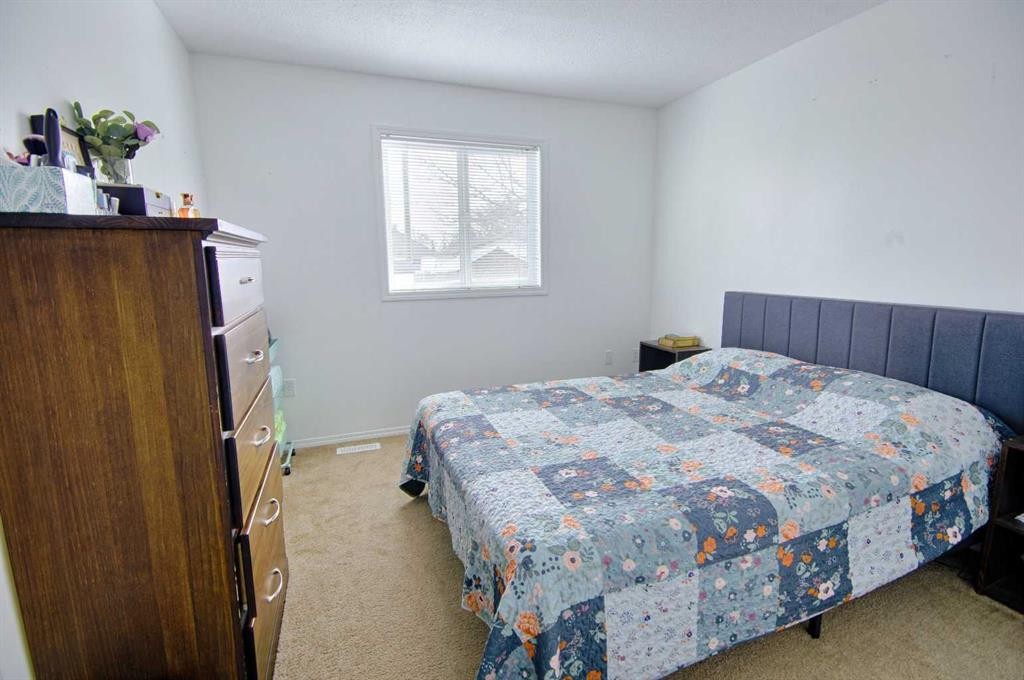 5111 54 Street, Taber, AB - Indoor Photo Showing Bedroom