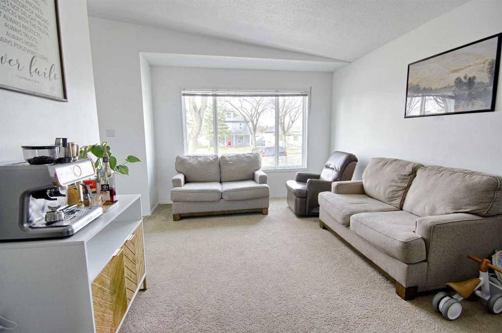 5111 54 Street, Taber, AB - Indoor Photo Showing Living Room