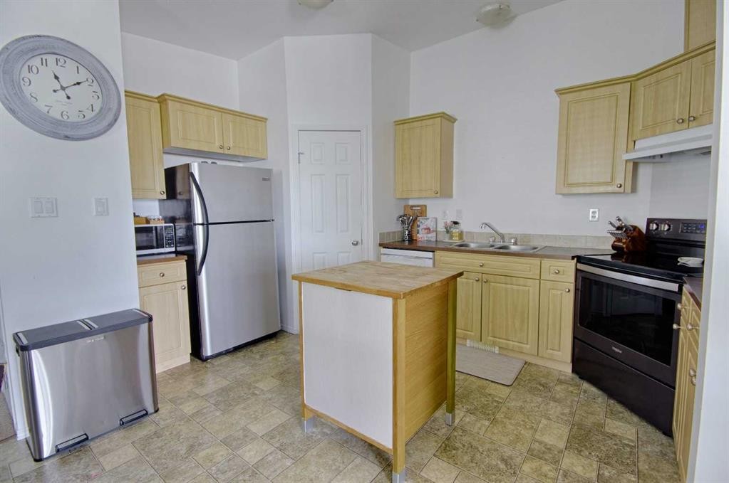 5111 54 Street, Taber, AB - Indoor Photo Showing Kitchen With Double Sink