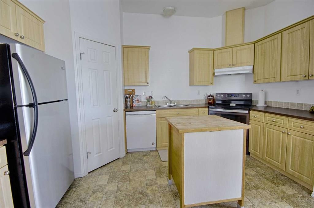 5111 54 Street, Taber, AB - Indoor Photo Showing Kitchen With Double Sink