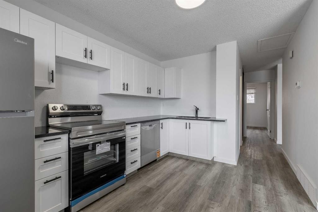 74 Carleton Place West, Lethbridge, AB - Indoor Photo Showing Kitchen