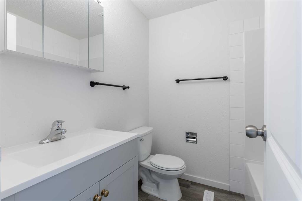 74 Carleton Place West, Lethbridge, AB - Indoor Photo Showing Bathroom