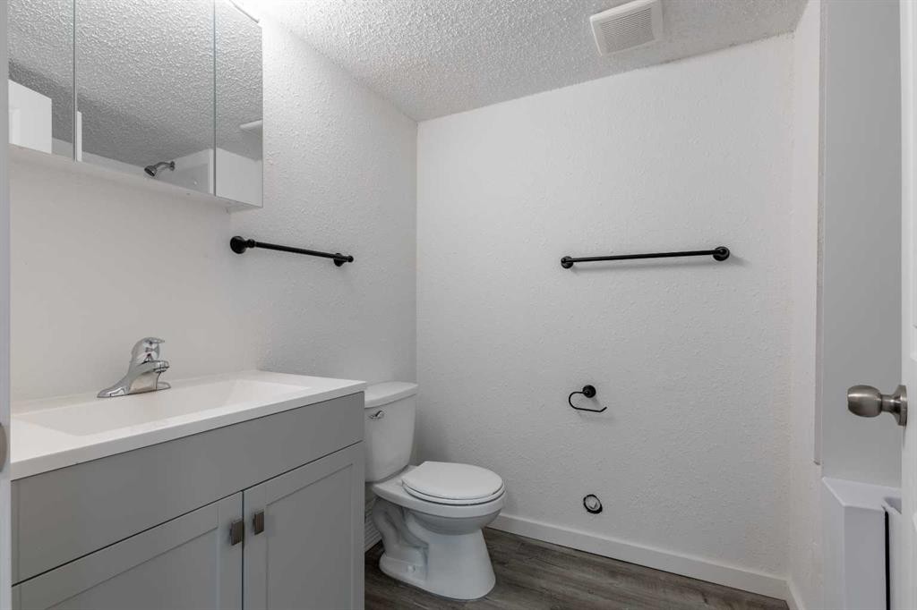 74 Carleton Place West, Lethbridge, AB - Indoor Photo Showing Bathroom
