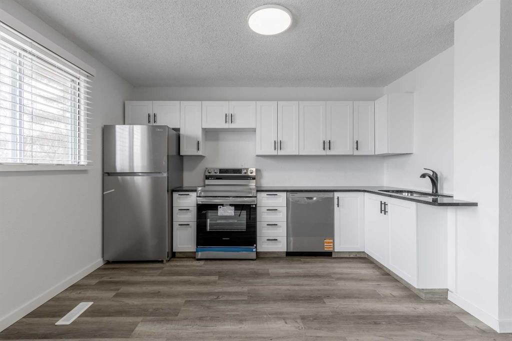 74 Carleton Place West, Lethbridge, AB - Indoor Photo Showing Kitchen