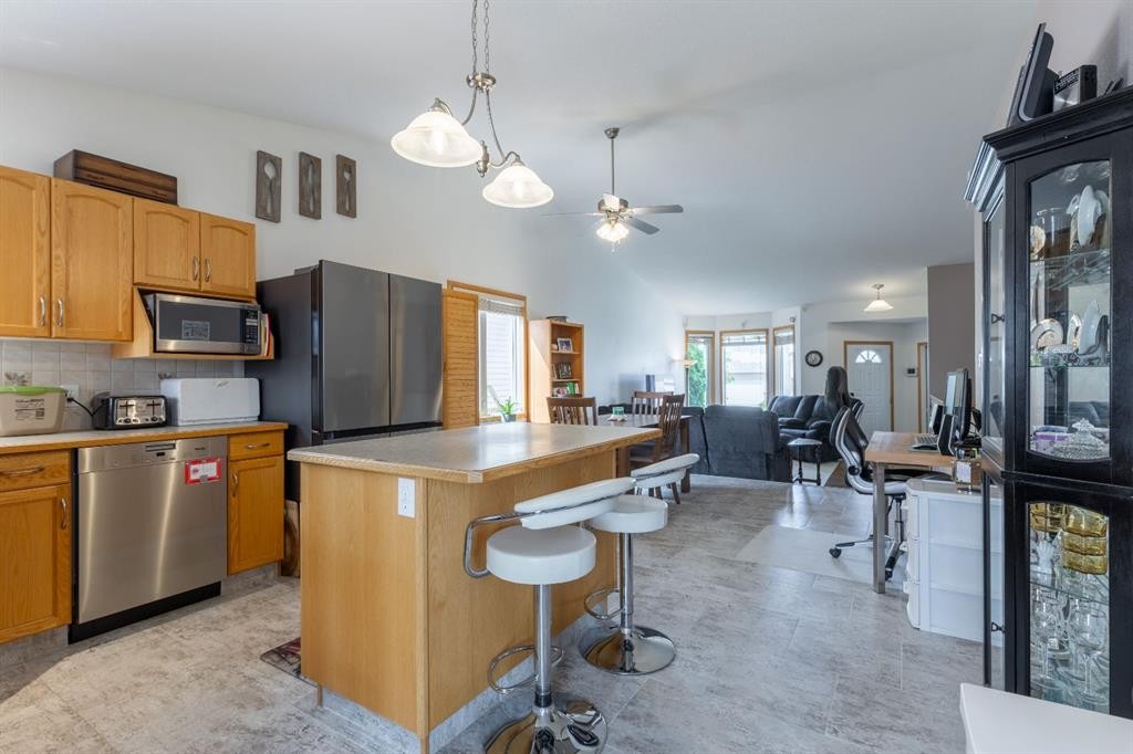 389 Kodiak Boulevard North, Lethbridge, AB - Indoor Photo Showing Kitchen