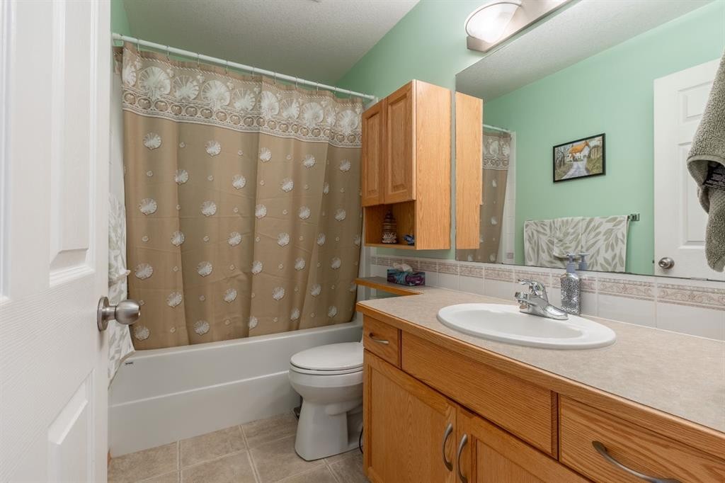 389 Kodiak Boulevard North, Lethbridge, AB - Indoor Photo Showing Bathroom