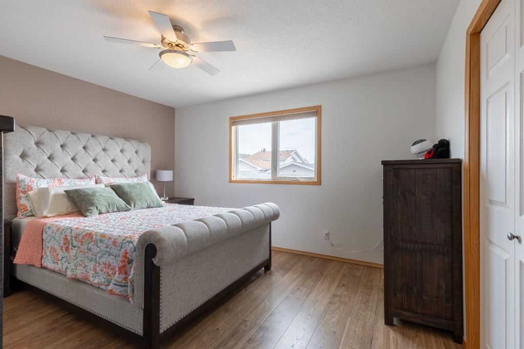 389 Kodiak Boulevard North, Lethbridge, AB - Indoor Photo Showing Bedroom