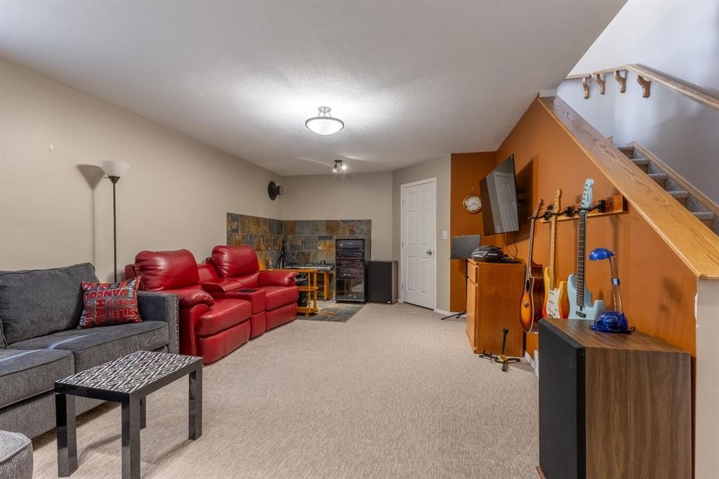 389 Kodiak Boulevard North, Lethbridge, AB - Indoor