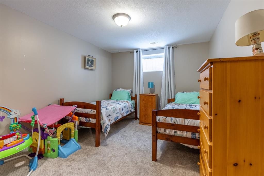 389 Kodiak Boulevard North, Lethbridge, AB - Indoor Photo Showing Bedroom
