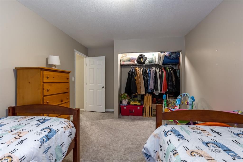 389 Kodiak Boulevard North, Lethbridge, AB - Indoor Photo Showing Bedroom