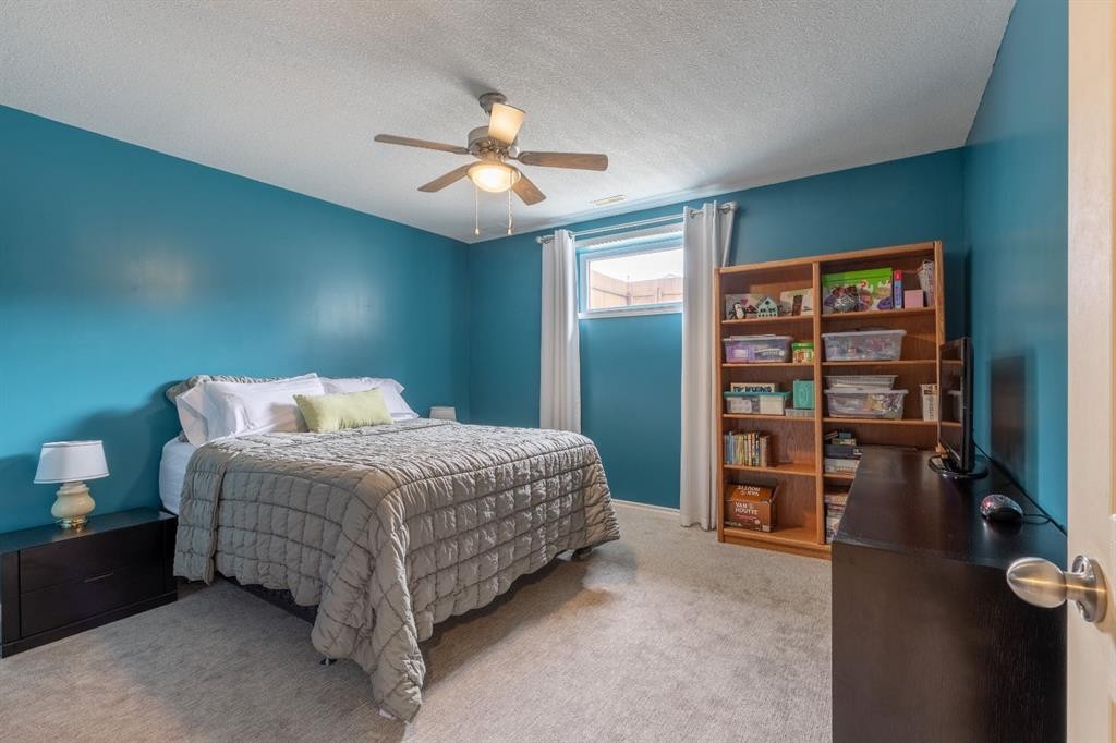 389 Kodiak Boulevard North, Lethbridge, AB - Indoor Photo Showing Bedroom