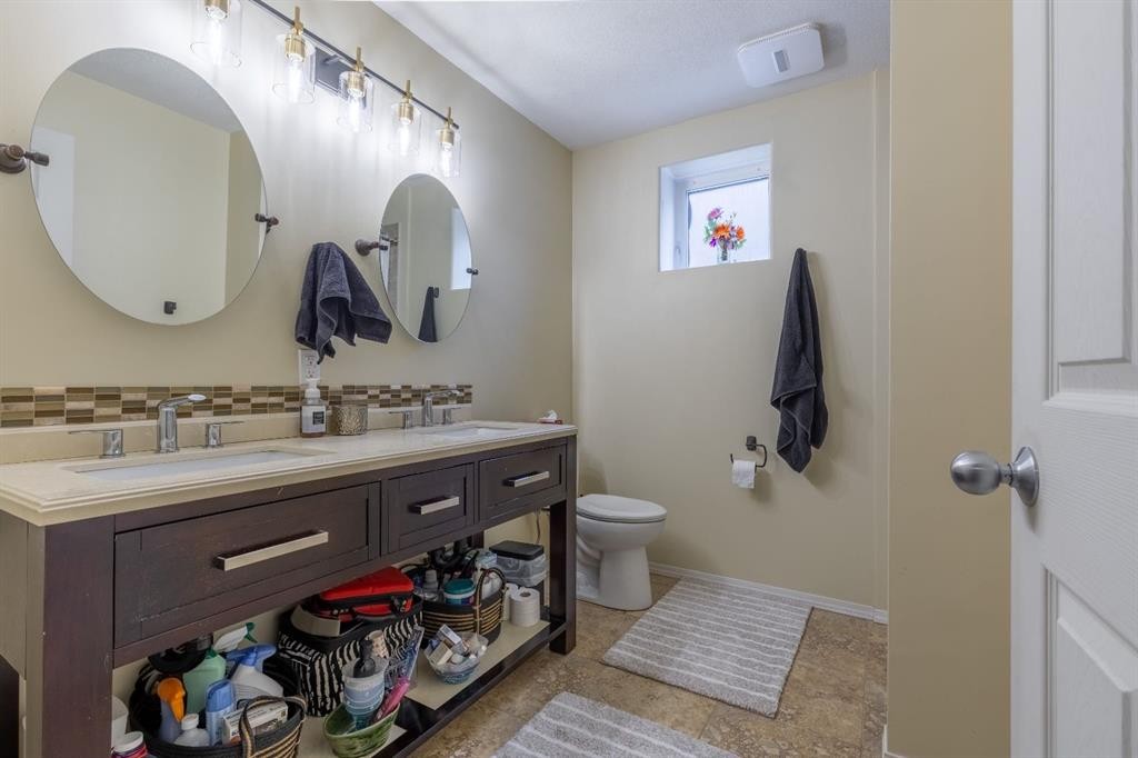 389 Kodiak Boulevard North, Lethbridge, AB - Indoor Photo Showing Bathroom