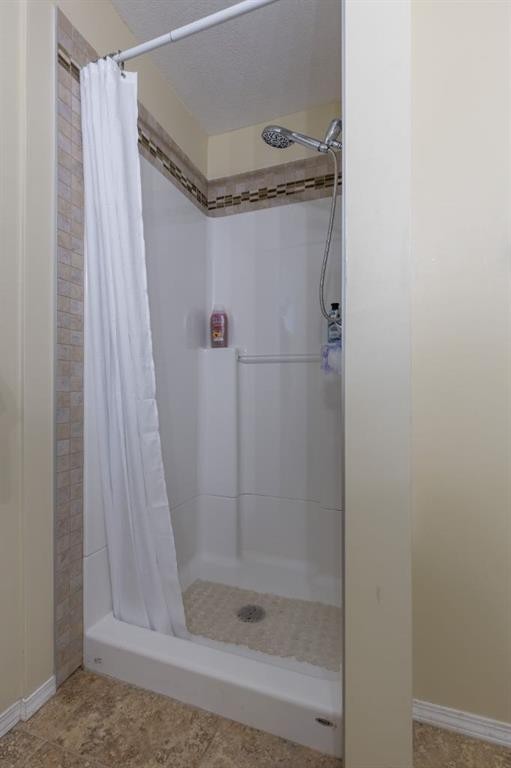 389 Kodiak Boulevard North, Lethbridge, AB - Indoor Photo Showing Bathroom