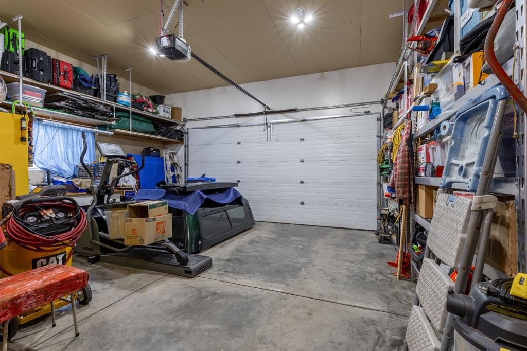 389 Kodiak Boulevard North, Lethbridge, AB - Indoor Photo Showing Garage
