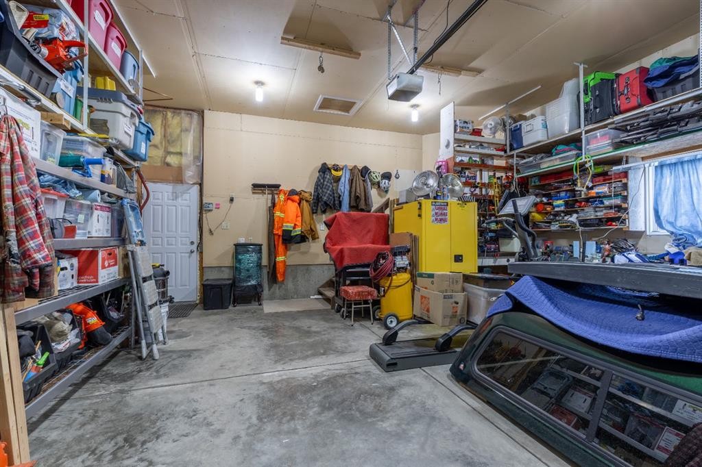 389 Kodiak Boulevard North, Lethbridge, AB - Indoor