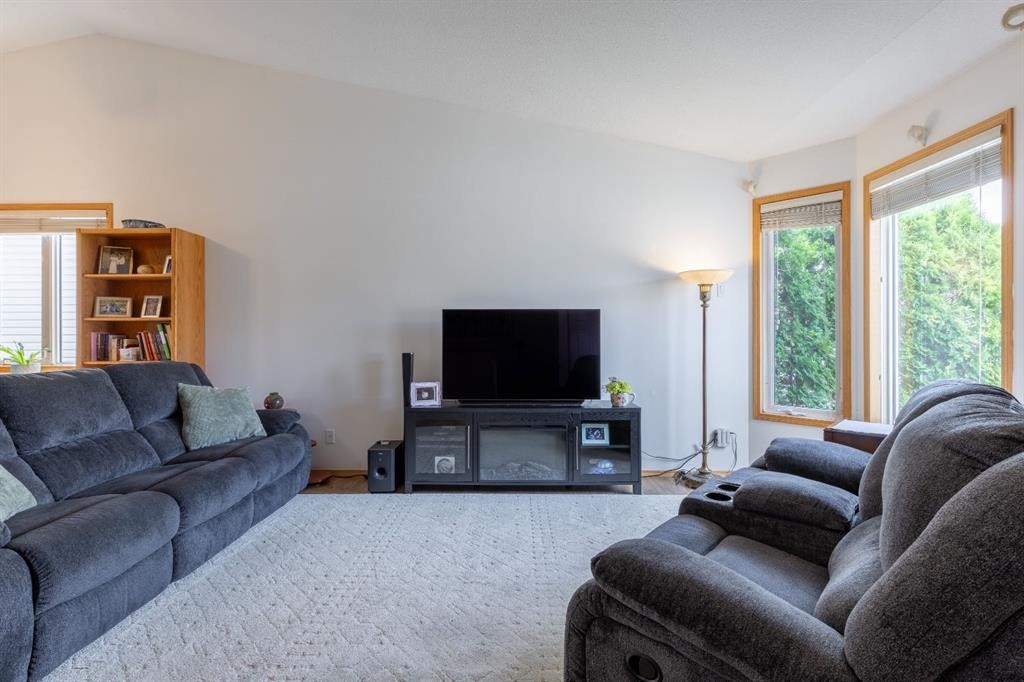 389 Kodiak Boulevard North, Lethbridge, AB - Indoor Photo Showing Living Room