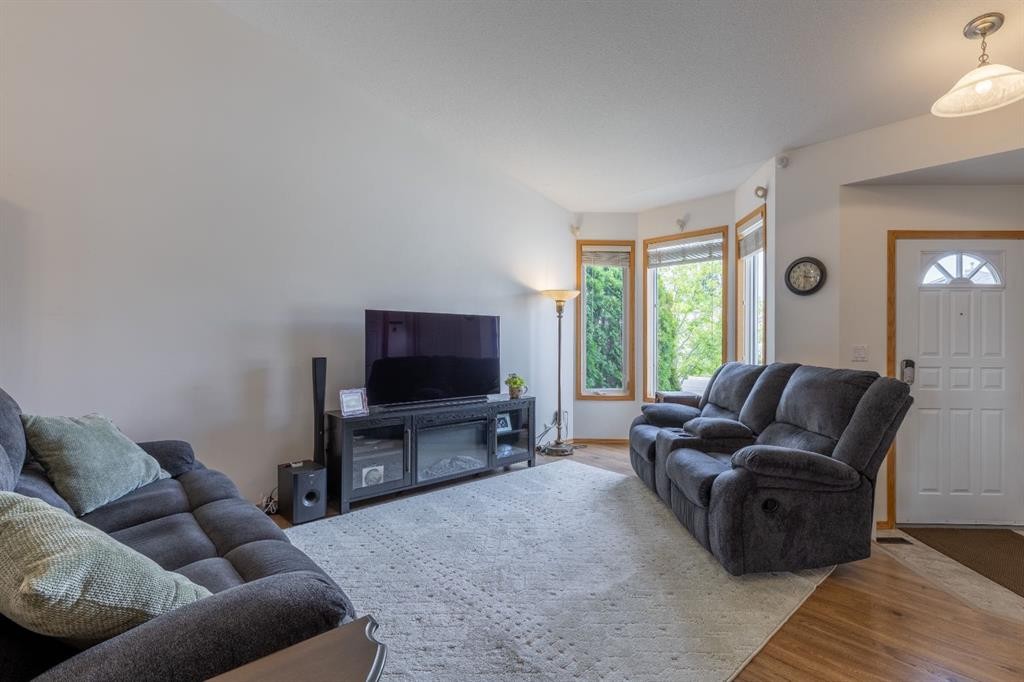389 Kodiak Boulevard North, Lethbridge, AB - Indoor Photo Showing Living Room