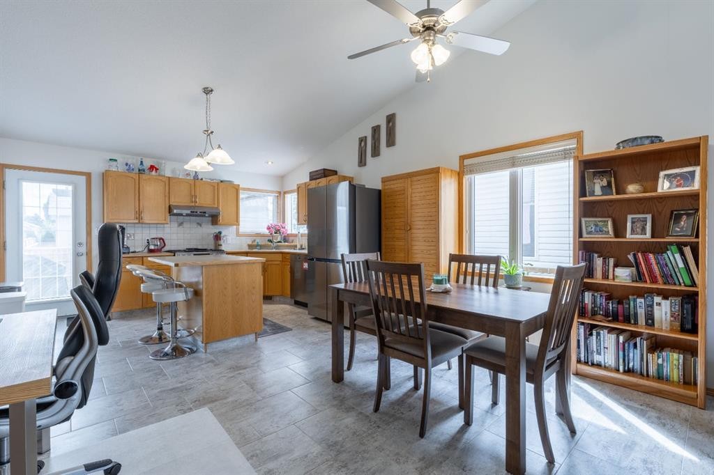 389 Kodiak Boulevard North, Lethbridge, AB - Indoor Photo Showing Dining Room