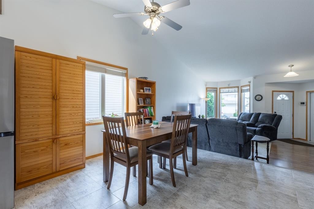 389 Kodiak Boulevard North, Lethbridge, AB - Indoor Photo Showing Dining Room
