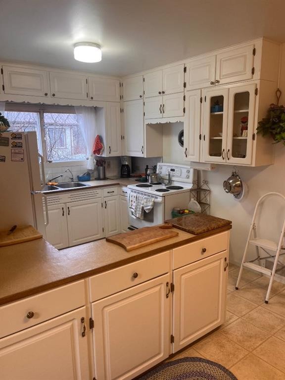 306 4Th Avenue, Warner, AB - Indoor Photo Showing Kitchen