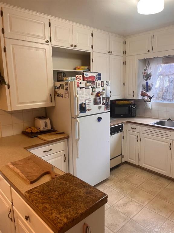 306 4Th Avenue, Warner, AB - Indoor Photo Showing Kitchen