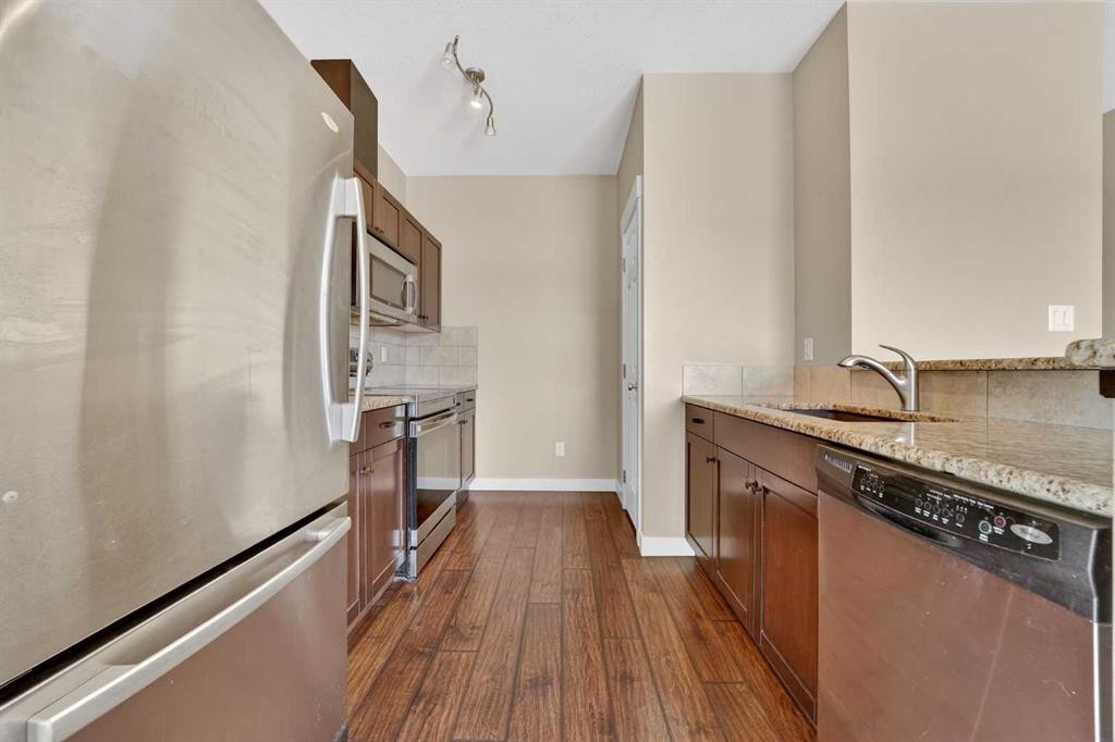 1-197 Silkstone Road West, Lethbridge, AB - Indoor Photo Showing Kitchen