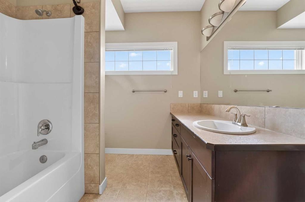 1-197 Silkstone Road West, Lethbridge, AB - Indoor Photo Showing Bathroom