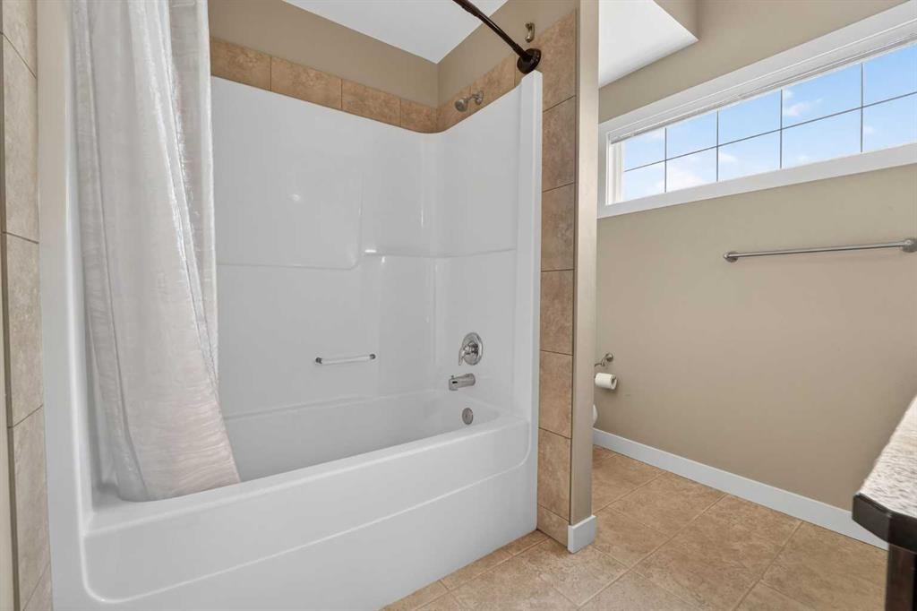 1-197 Silkstone Road West, Lethbridge, AB - Indoor Photo Showing Bathroom