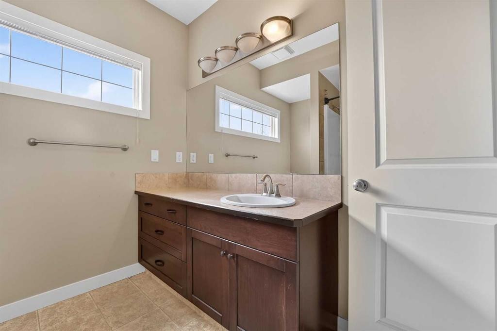 1-197 Silkstone Road West, Lethbridge, AB - Indoor Photo Showing Bathroom