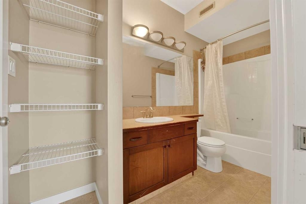 1-197 Silkstone Road West, Lethbridge, AB - Indoor Photo Showing Bathroom