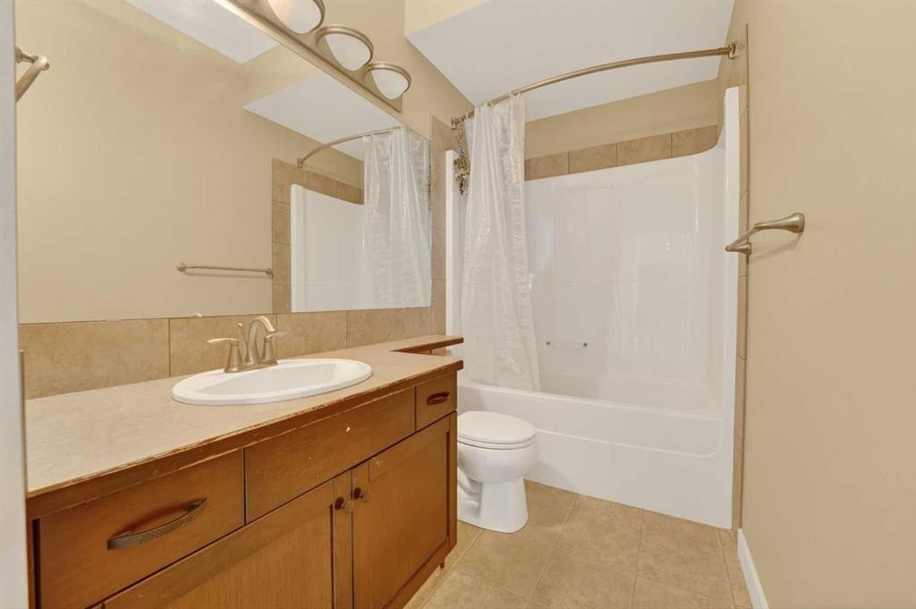 1-197 Silkstone Road West, Lethbridge, AB - Indoor Photo Showing Bathroom