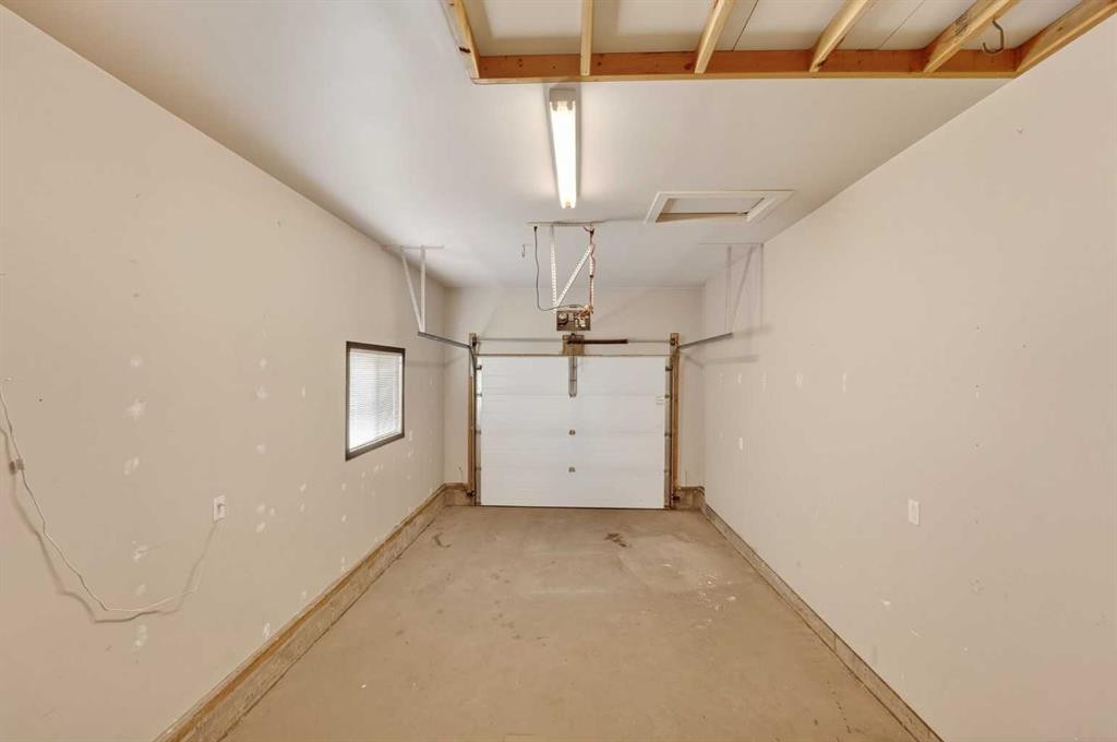 1-197 Silkstone Road West, Lethbridge, AB - Indoor Photo Showing Garage