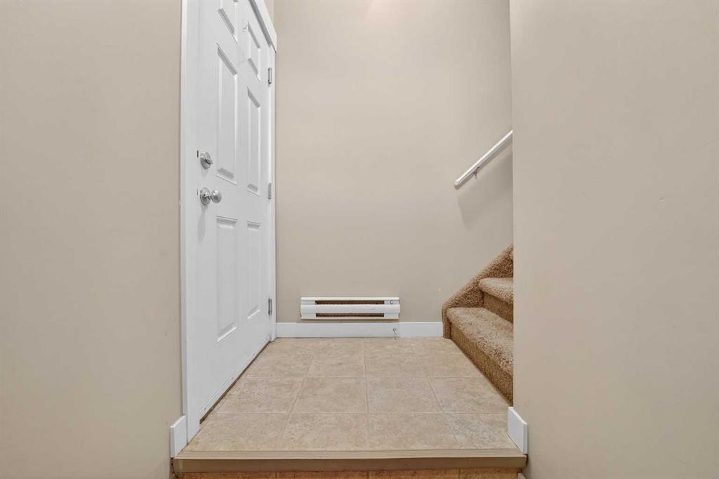 1-197 Silkstone Road West, Lethbridge, AB - Indoor Photo Showing Other Room