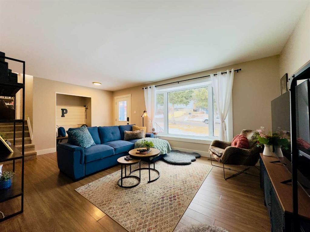 2802 77 Street, Coleman, AB - Indoor Photo Showing Living Room