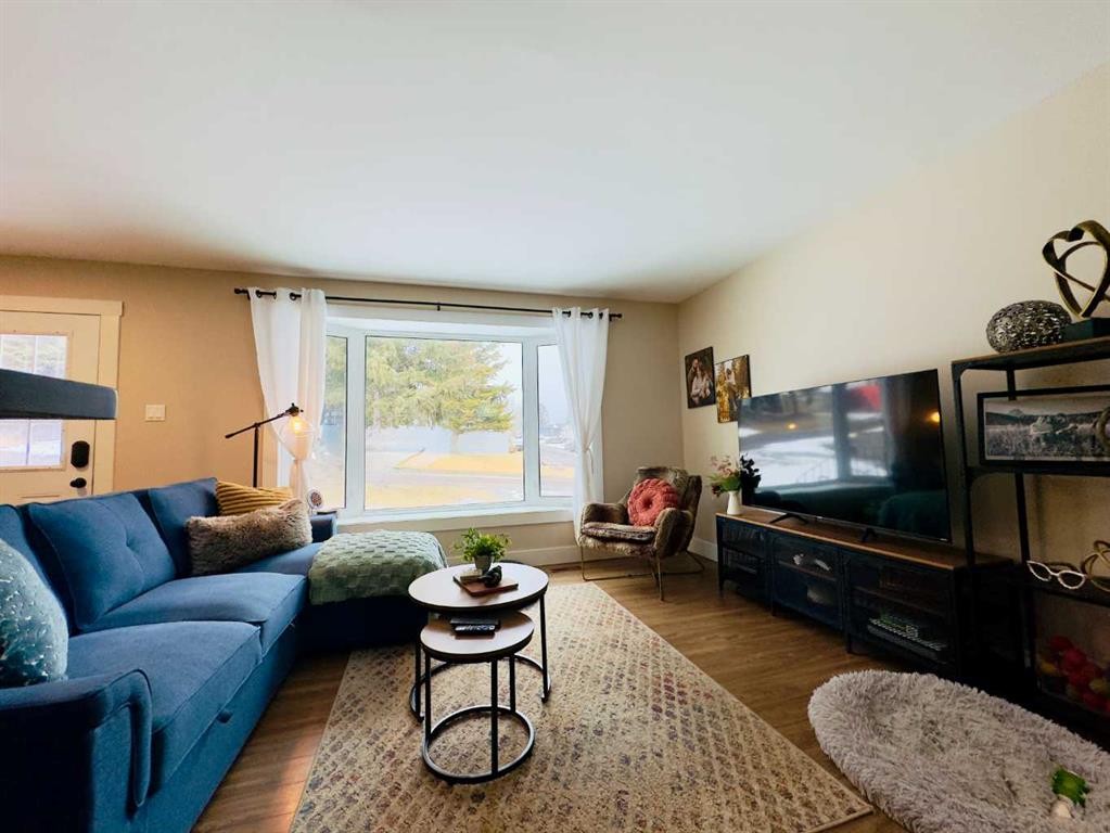2802 77 Street, Coleman, AB - Indoor Photo Showing Living Room