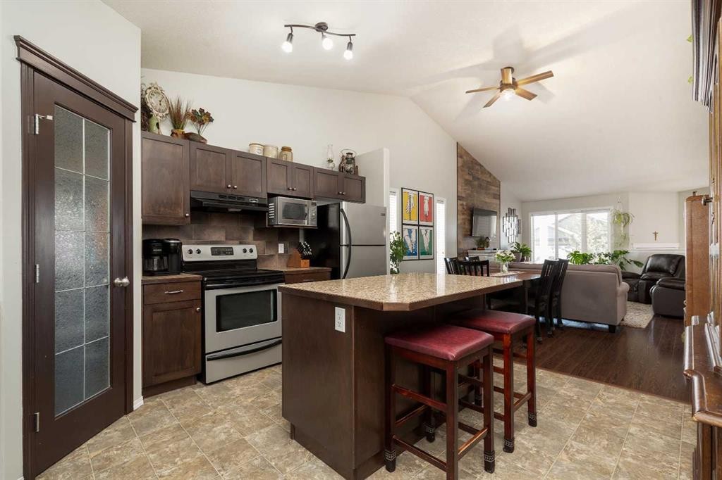 570 Edinburgh Road West, Lethbridge, AB - Indoor Photo Showing Kitchen