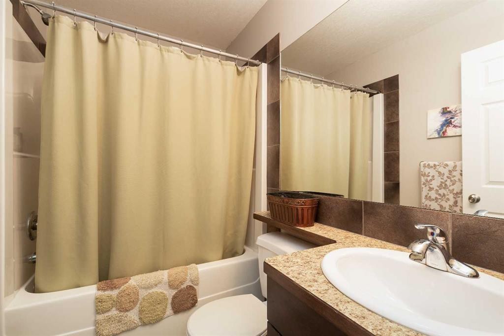 570 Edinburgh Road West, Lethbridge, AB - Indoor Photo Showing Bathroom