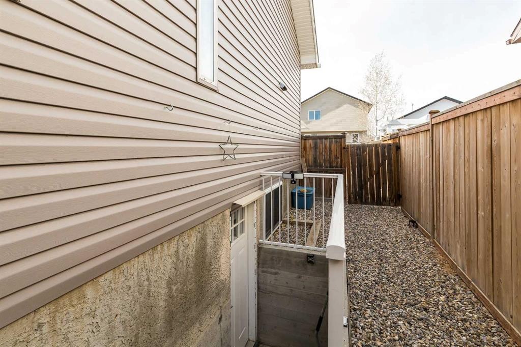 570 Edinburgh Road West, Lethbridge, AB - Outdoor With Exterior