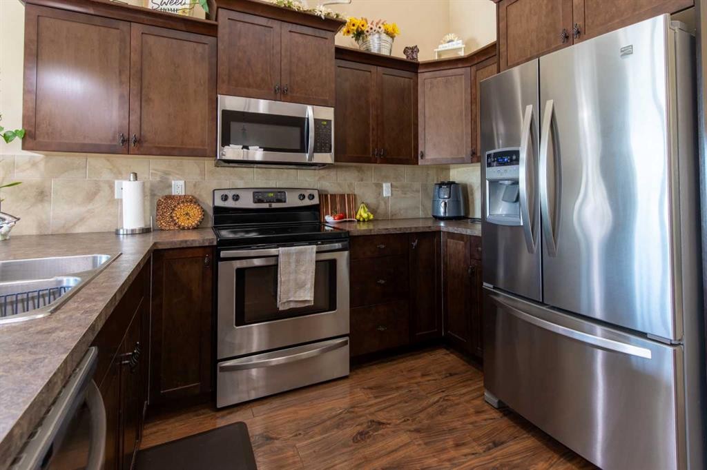3-213 Lettice Perry Road North, Lethbridge, AB - Indoor Photo Showing Kitchen With Double Sink