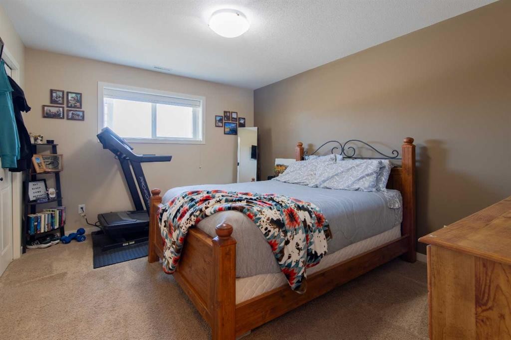 3-213 Lettice Perry Road North, Lethbridge, AB - Indoor Photo Showing Bedroom
