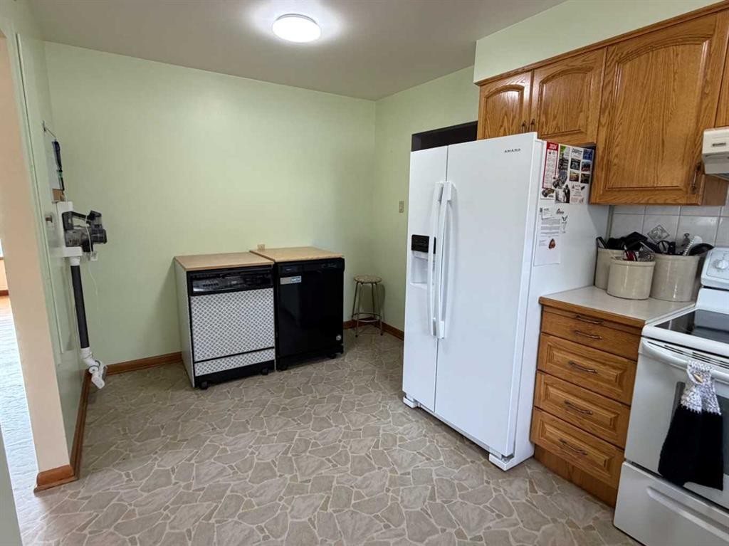 5212 51 Street, Taber, AB - Indoor Photo Showing Kitchen